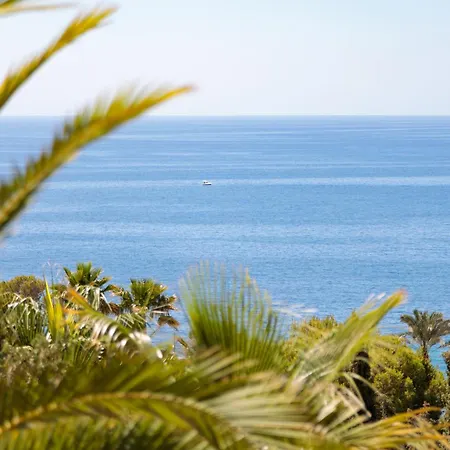 Dom wakacyjny Eliane With Amazing Sea Views And Large Private Swimming Pool!